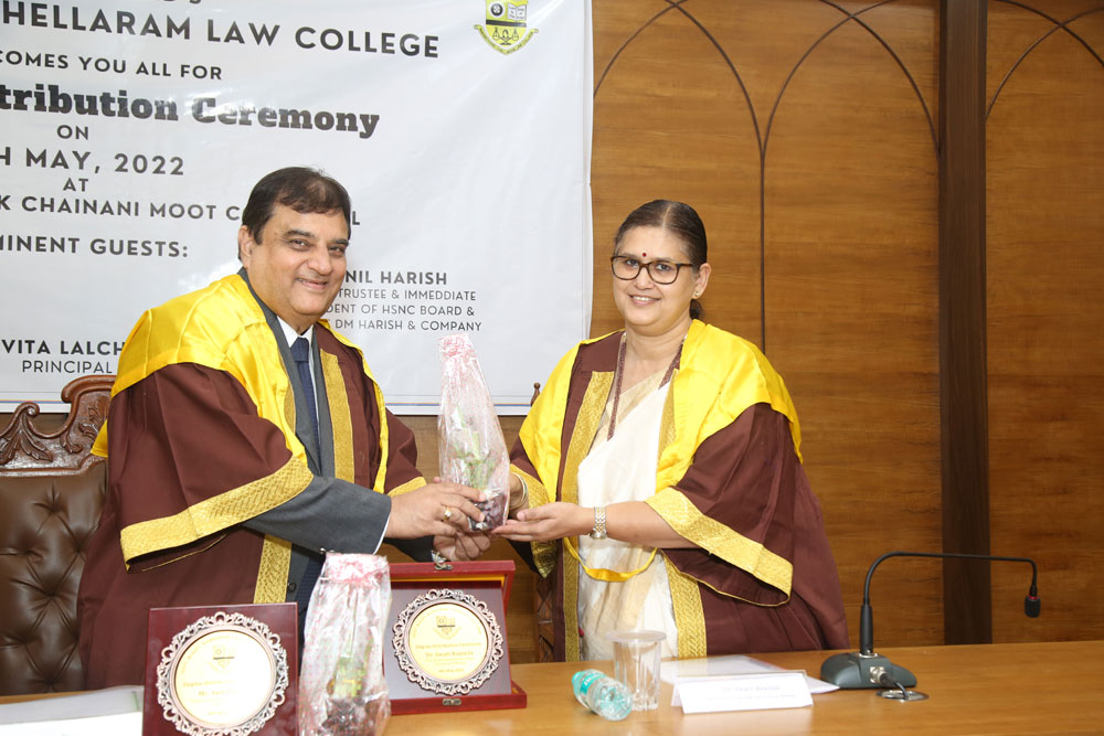Adv. Anil Harish, Trustee, HSNC Board felicitating Dr. Swati Rautela, Prof. & Head, Dept. of Law, Univ. of Mumbai